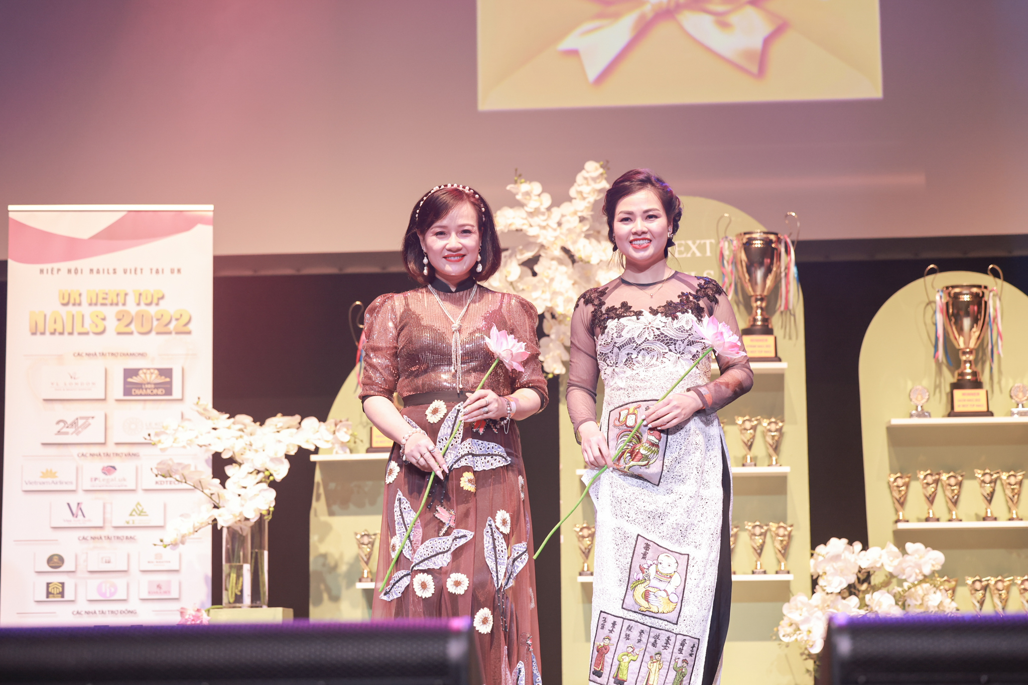 trinh dien ao dai uk next top nail 2022 1