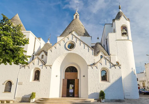 nha nam lun thi tran Alberobello italy 1