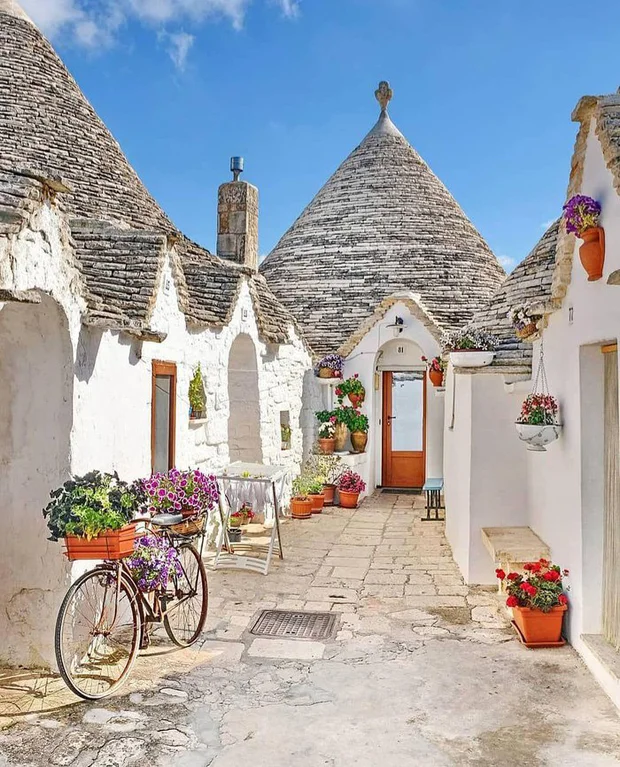nha nam lun thi tran Alberobello italy 1