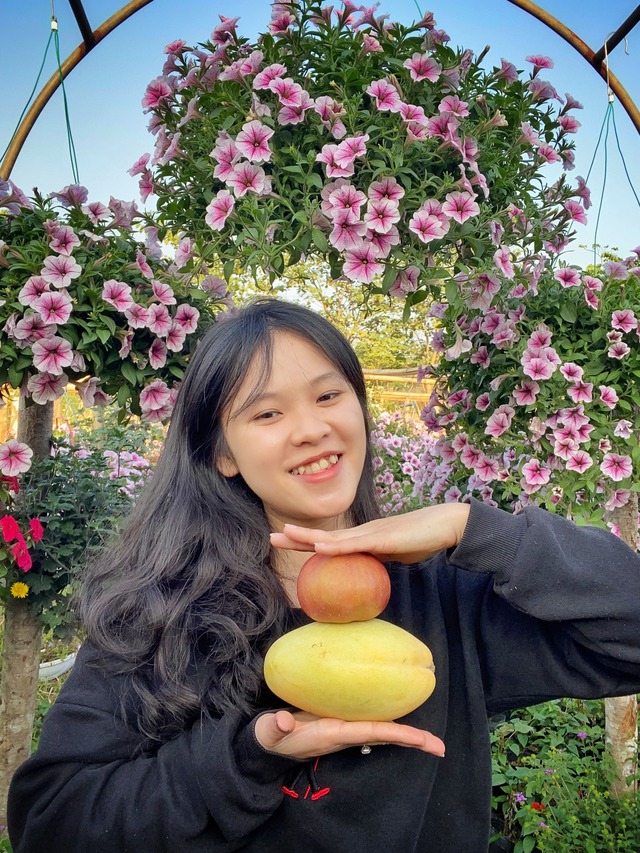 nu sinh viet nuoi heo 1