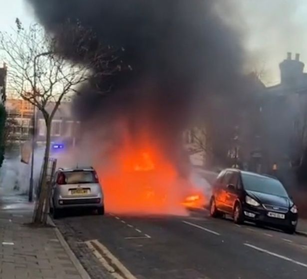 xe buyt truong hoc chay hackney 0