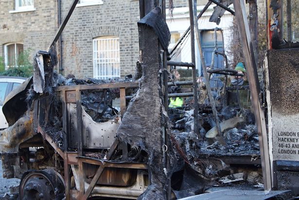 xe buyt truong hoc chay hackney 0