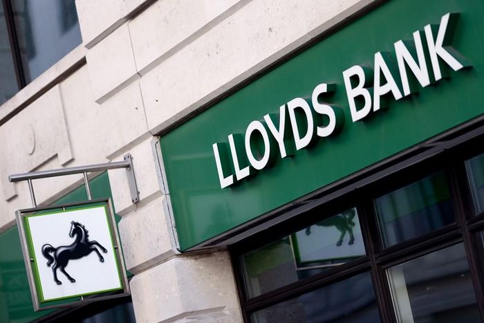 lloyds cat giam viec lam