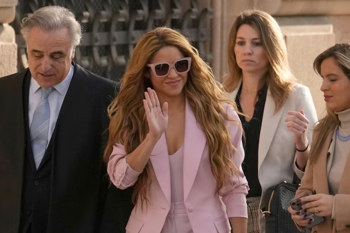 shakira tron thue