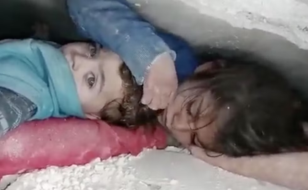 be gai che chan cho em trong dong dat syria