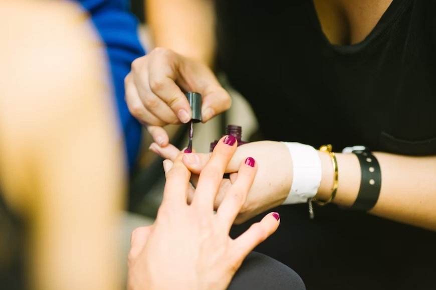 sinh vien lam them nghe nail o anh 3