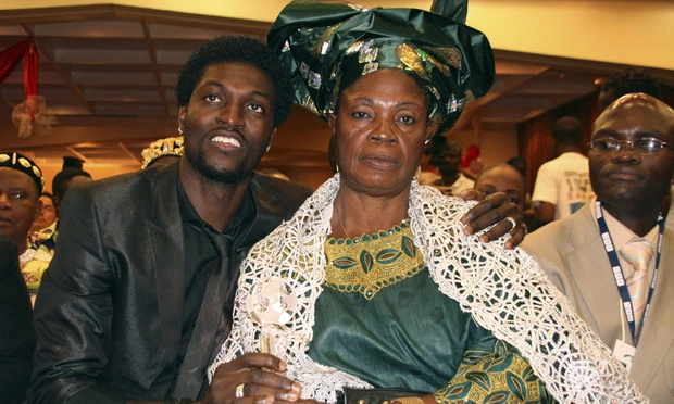 Emmanuel Adebayor gia dinh tham lam 0