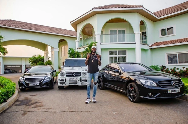 Emmanuel Adebayor gia dinh tham lam 0
