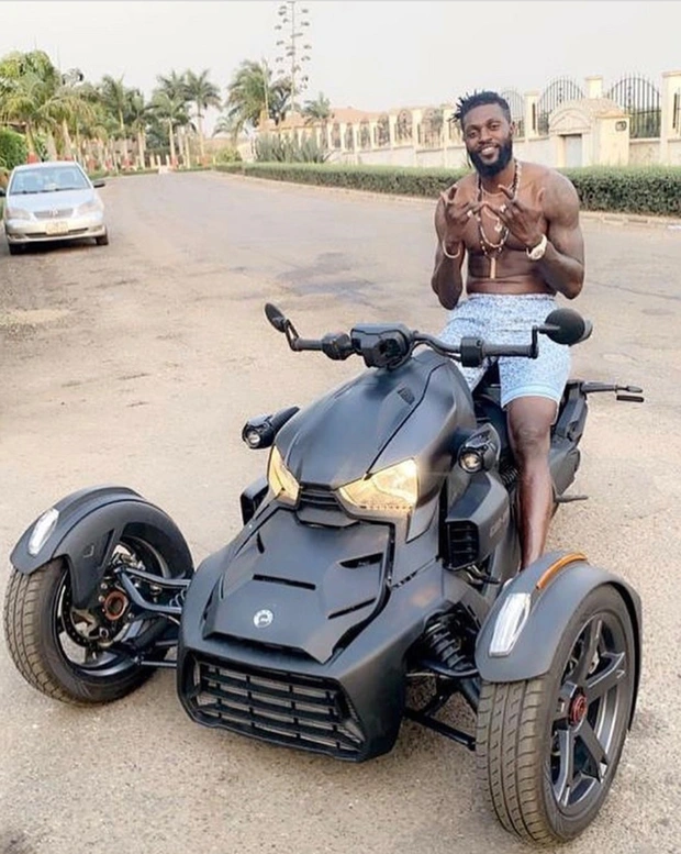 Emmanuel Adebayor gia dinh tham lam 0