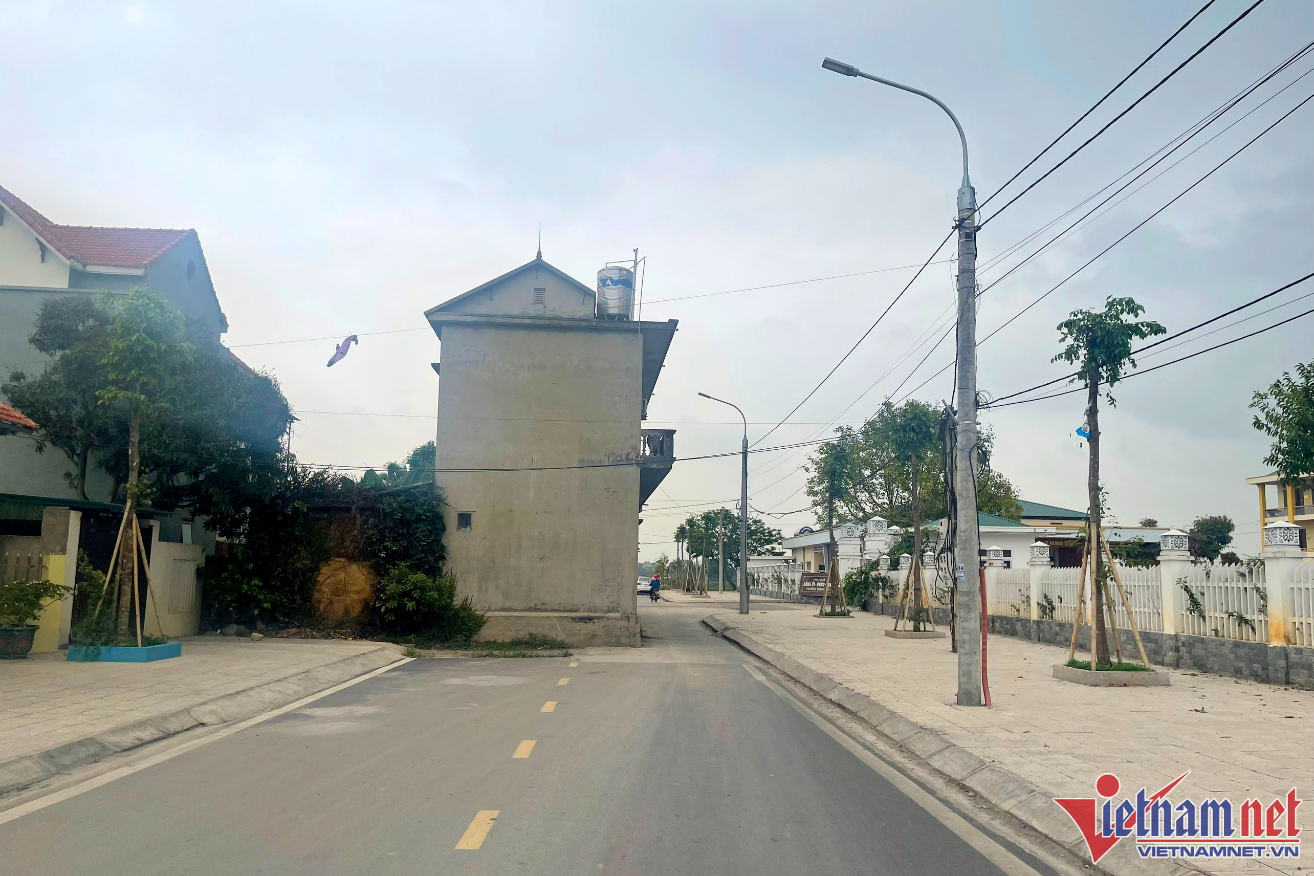ngoi nha quang ninh giua duong 1