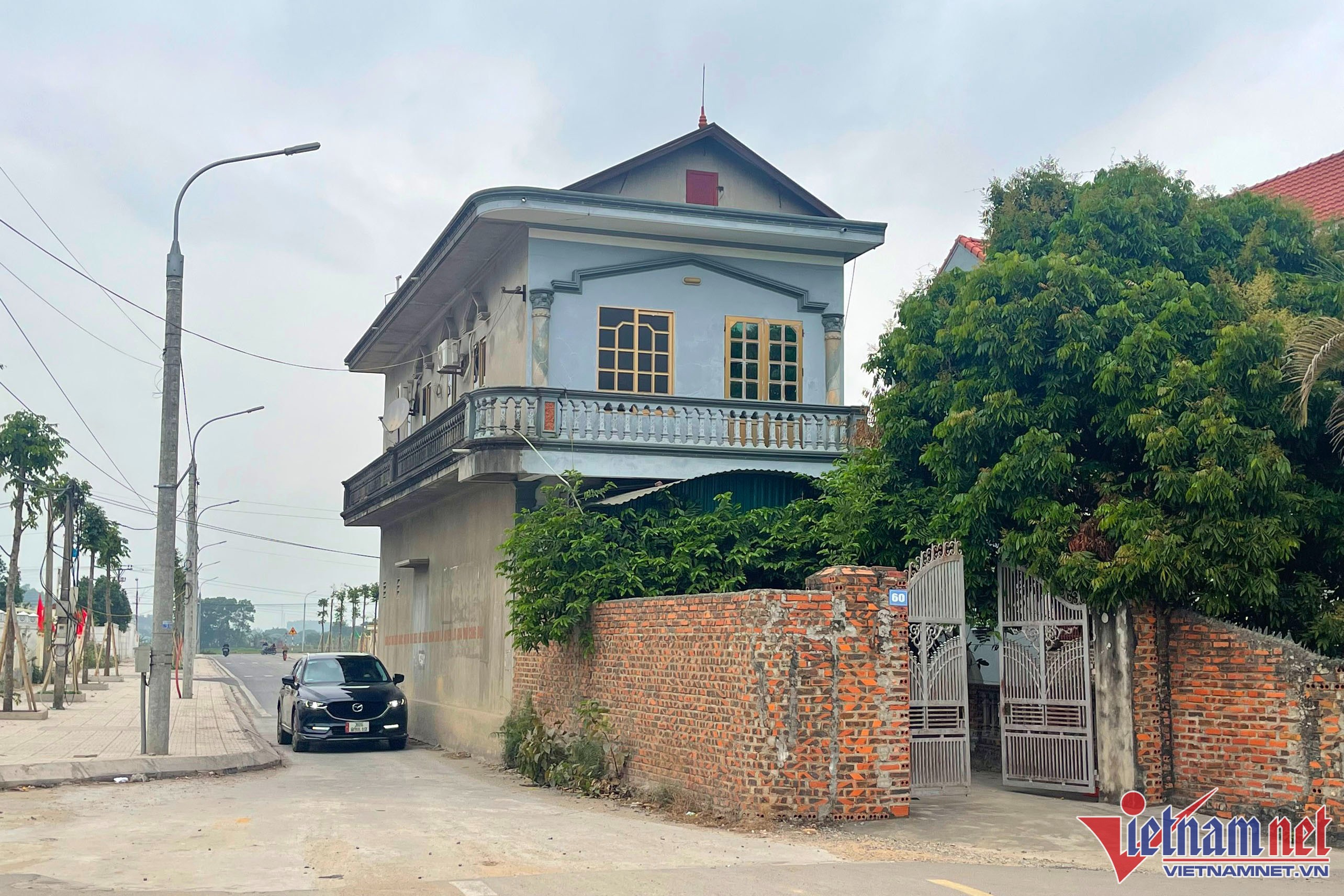 ngoi nha quang ninh giua duong 1