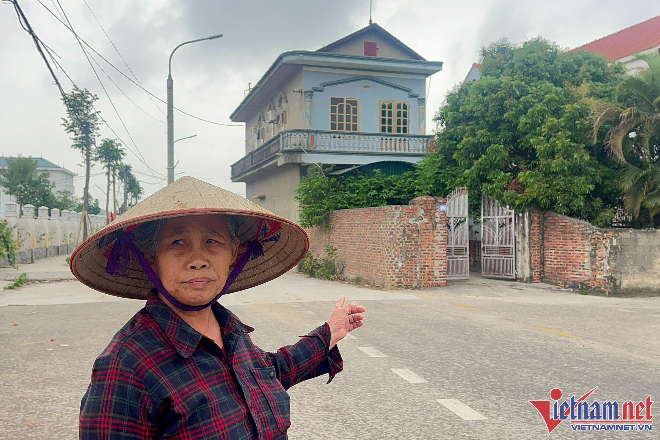ngoi nha quang ninh giua duong 1