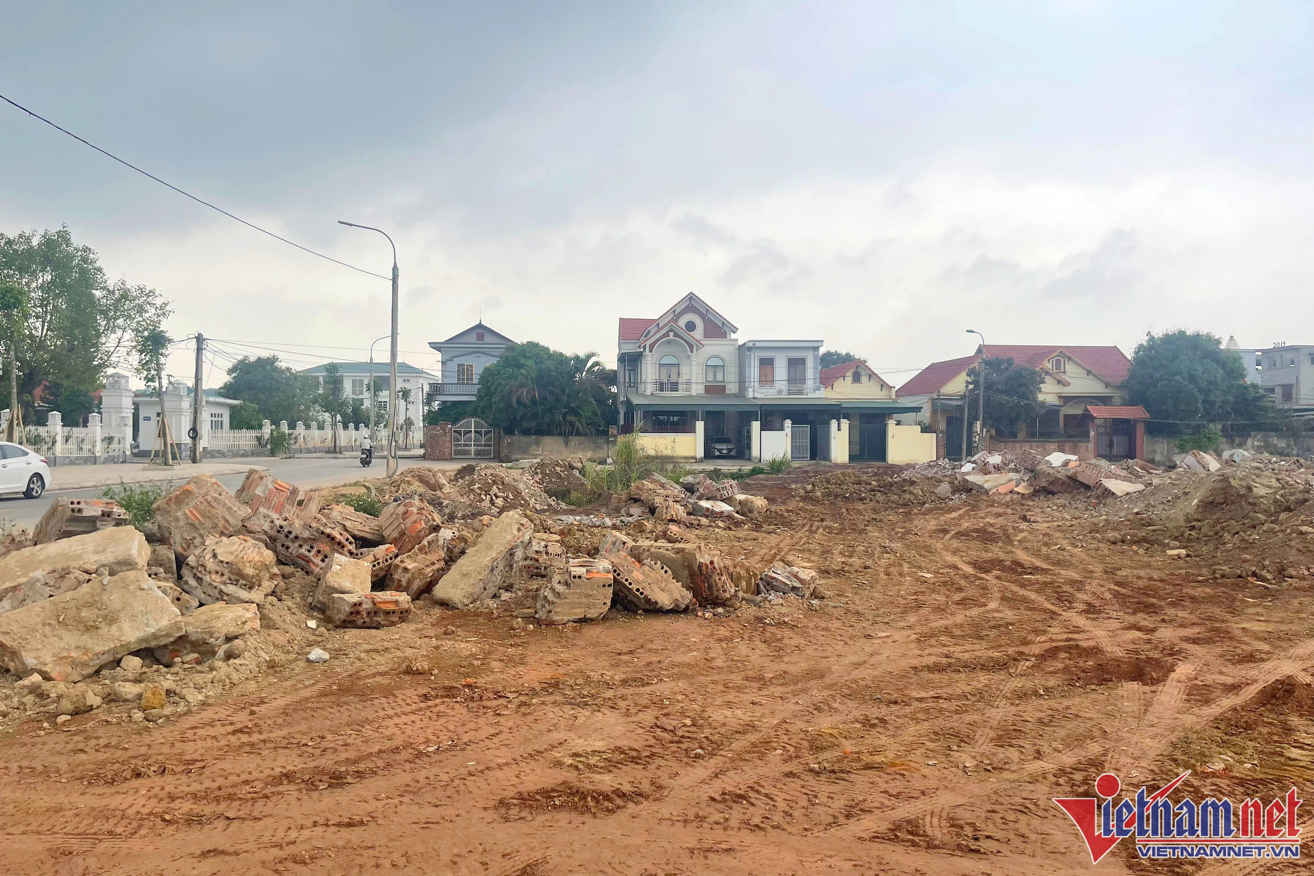 ngoi nha quang ninh giua duong 1