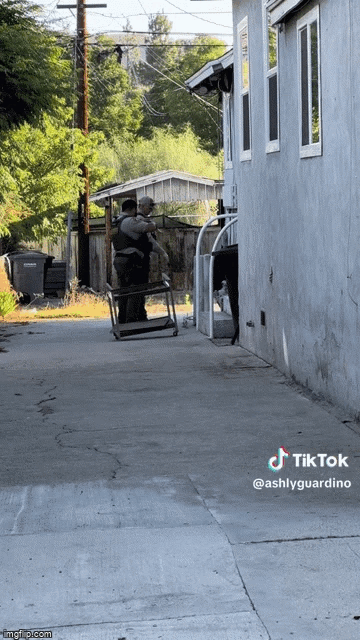 nguoi di cu khong quan ao 2