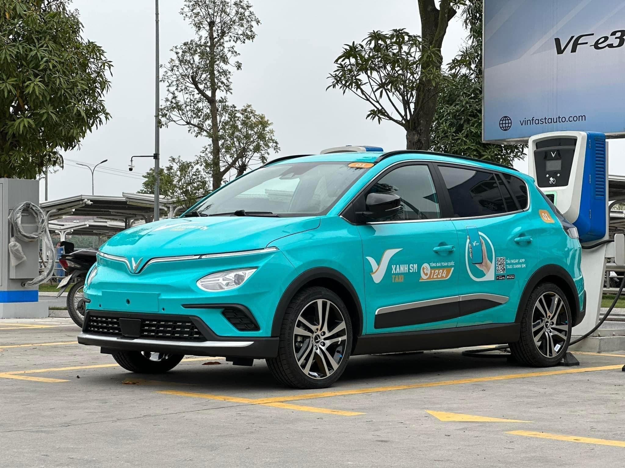 nguyen van thanh xe taxi vinfast 1