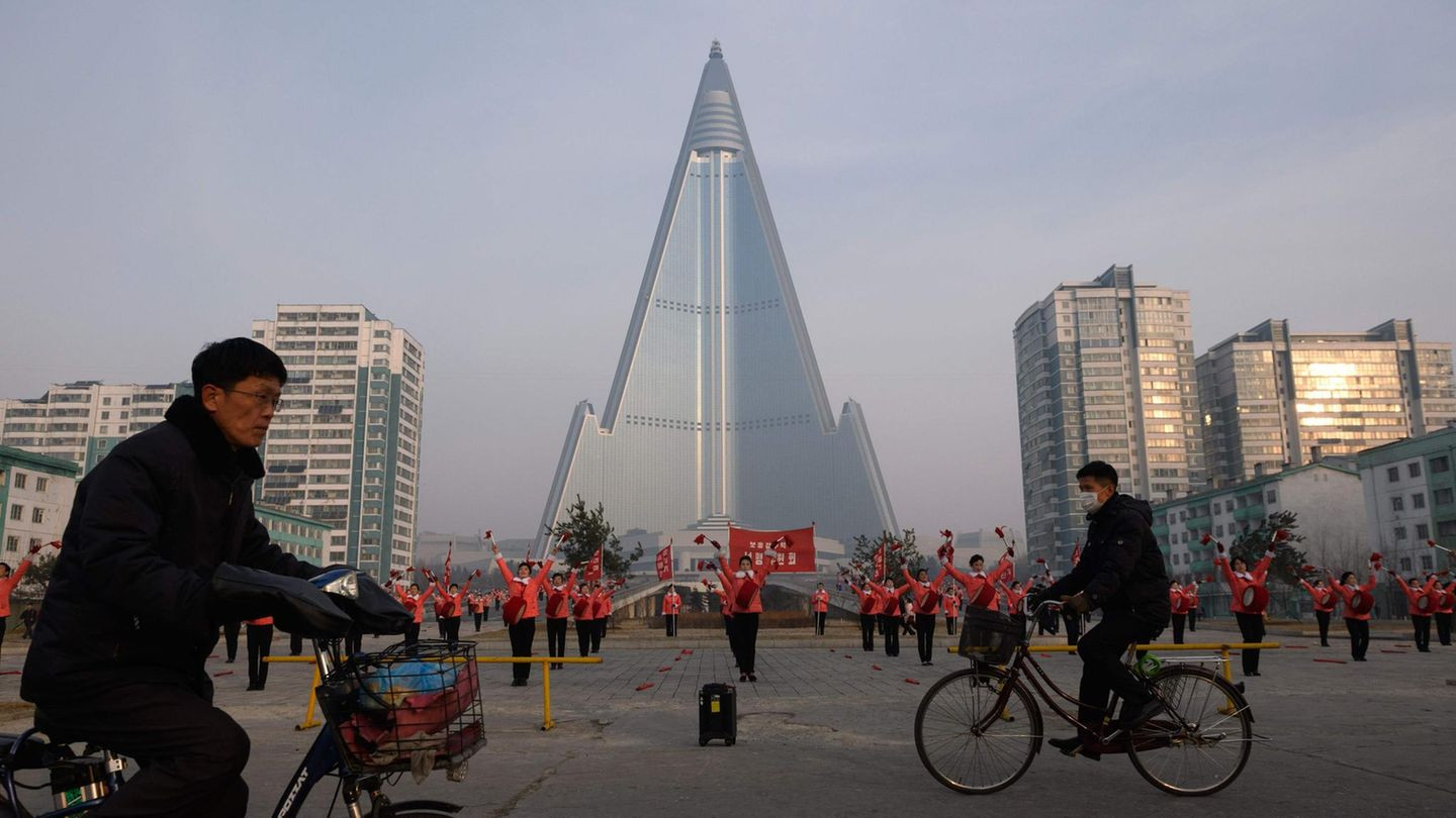 khach san Ryugyong khach san diet vong trieu tien 1