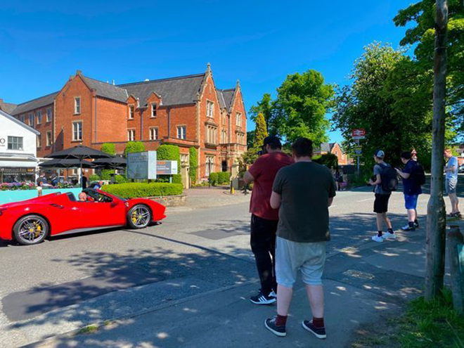 sieu xe dau day duong Alderley Edge 1