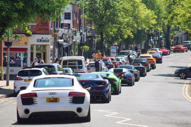 sieu xe dau day duong Alderley Edge 1