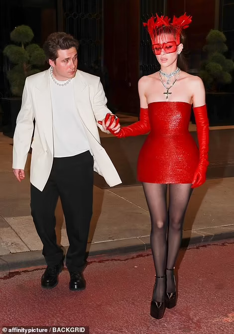 thoi trang xuyen thau tai met gala 0