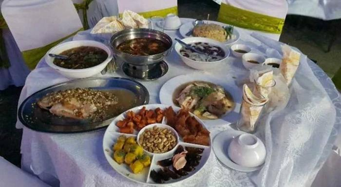 dat tiec trong nghi trang 1