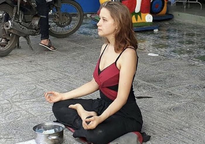 khach tay sang viet nam xin tien 1