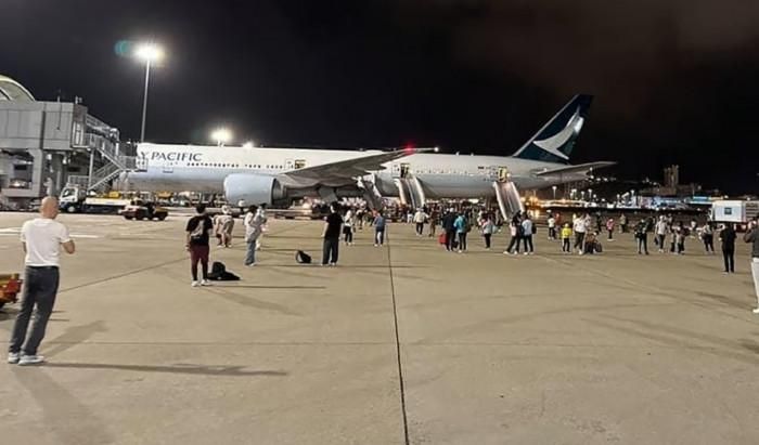 may bay cathay pacific no lop 1