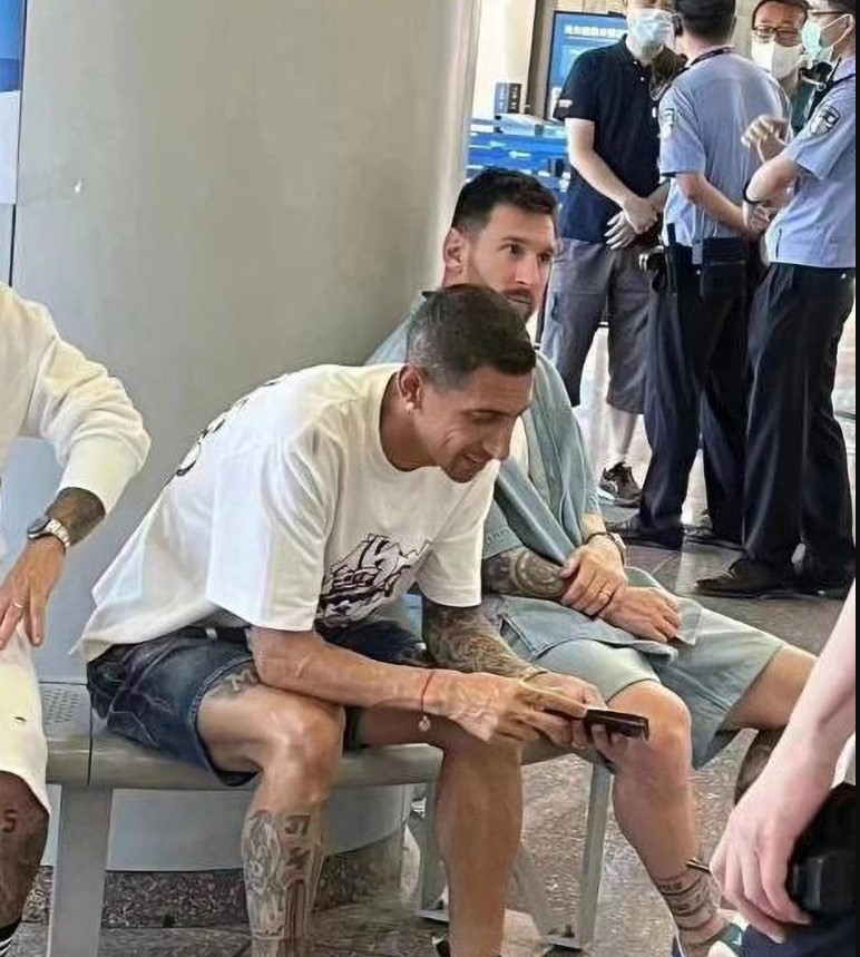 messi hai quan trung quoc 1