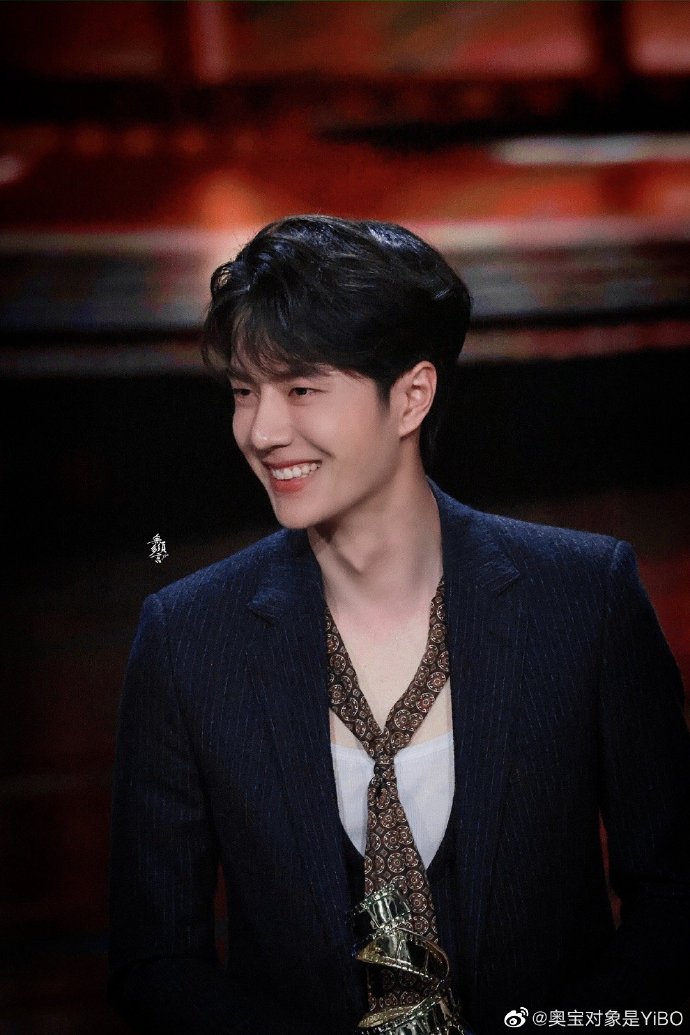 vuong nhat bac dem hoi dien anh Weibo 1