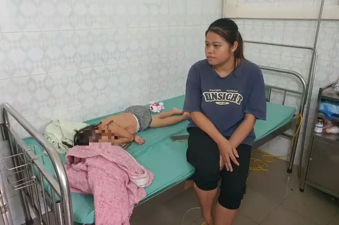 chi chong do nuoc soi vao nguoi em 1