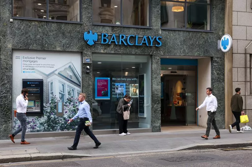 barclays dong cua chi nhanh