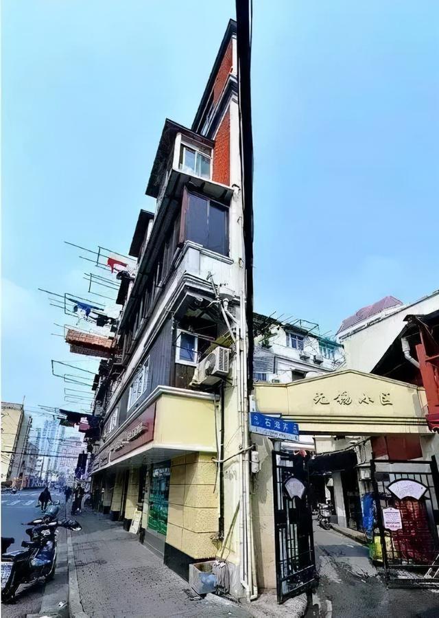 toa nha mong let 1