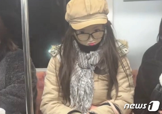 co gai tren tau dien ngam 1