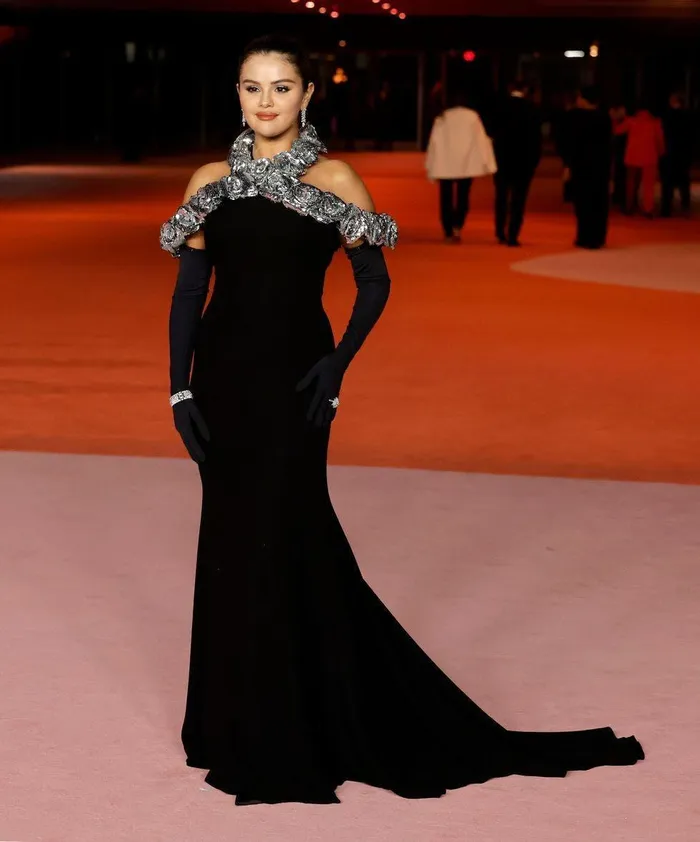 selena gomez mong tay 1