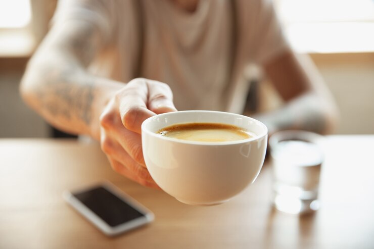 uong cafe vao buoi sang som