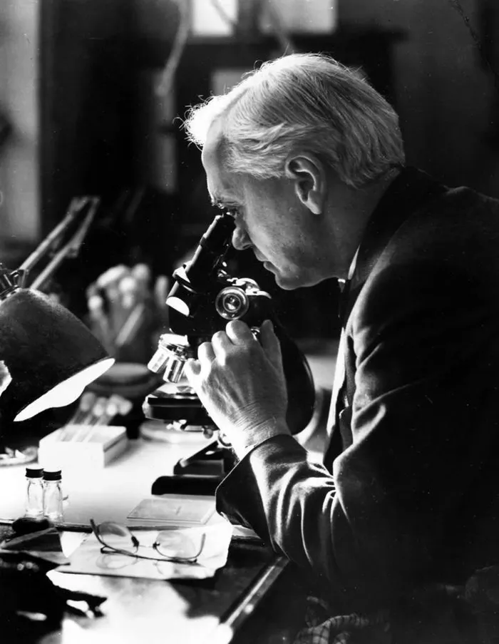 Alexander Fleming thuoc khang sinh 3