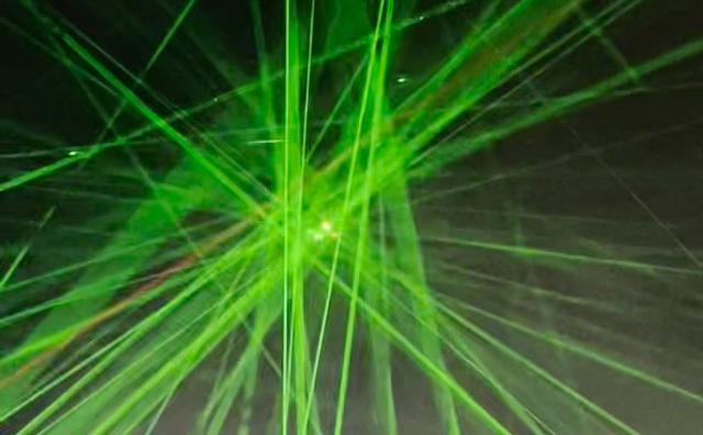 may bay bi chieu tia laser