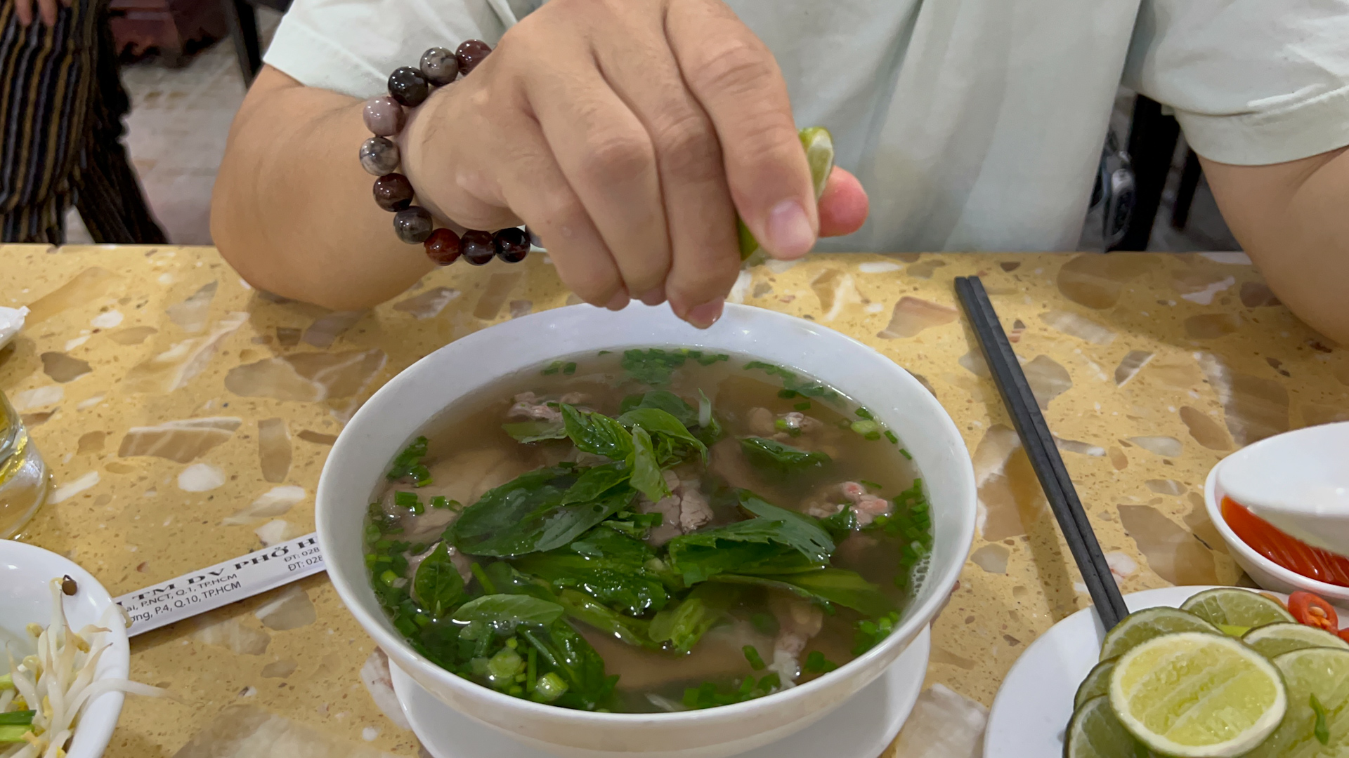 vat chanh vao pho