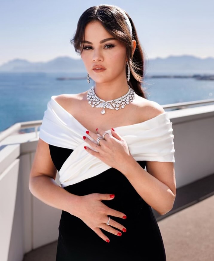 selena gomez nail 1