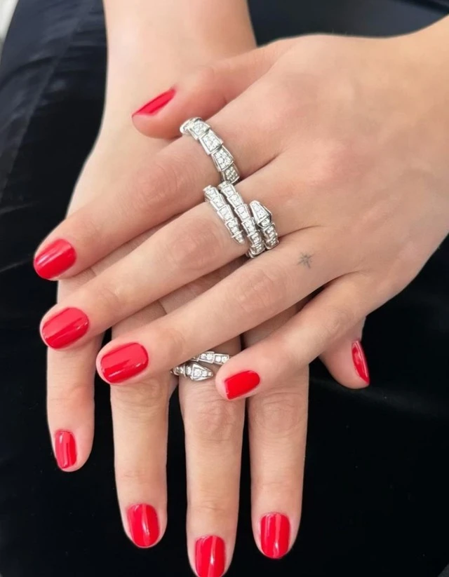selena gomez nail 1