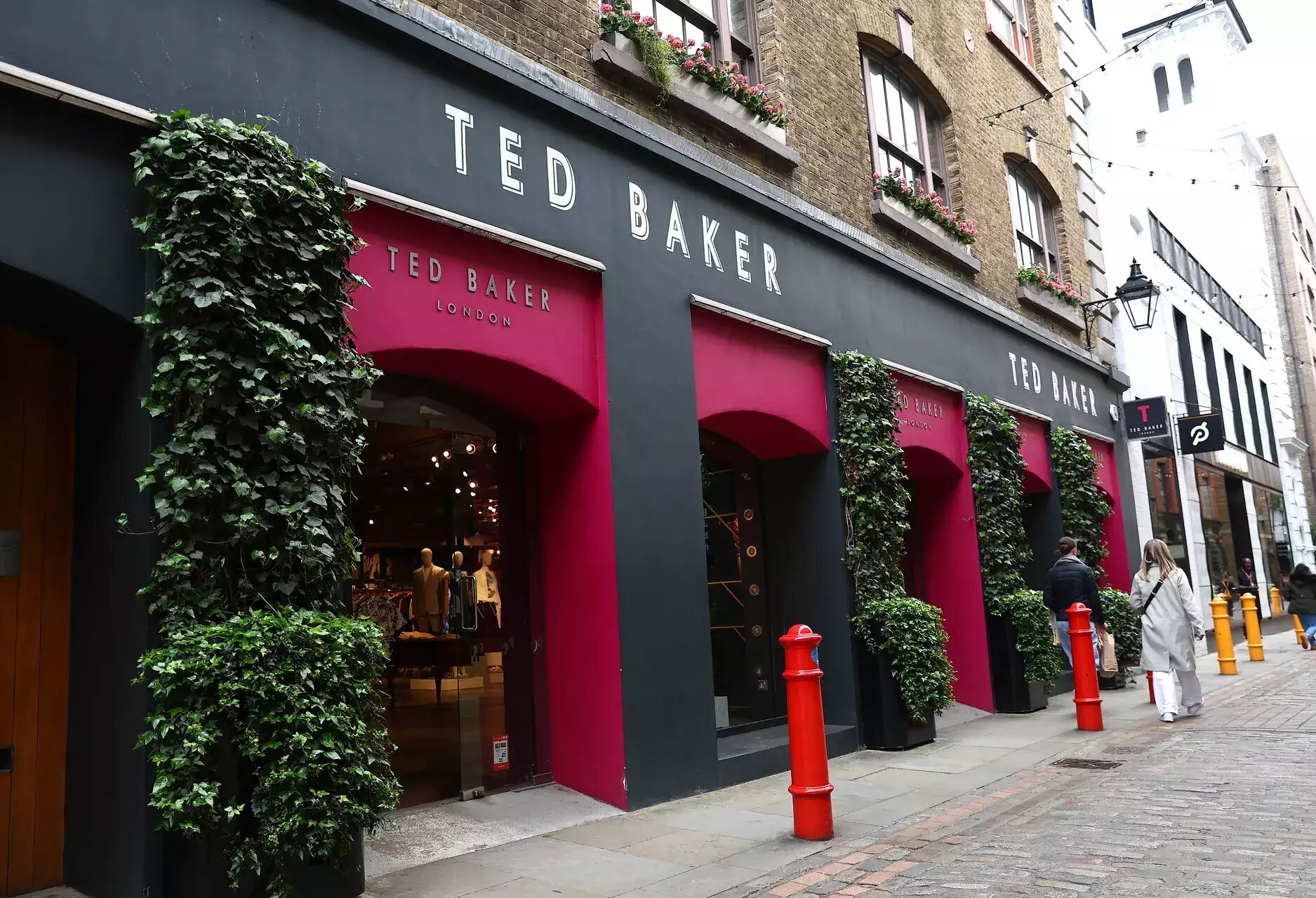 ted baker dong cua