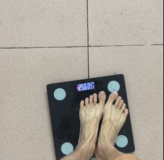 co gai gay tro xuong 1