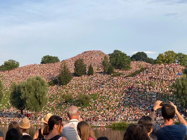 khan gia xem chua taylor swift munich 1