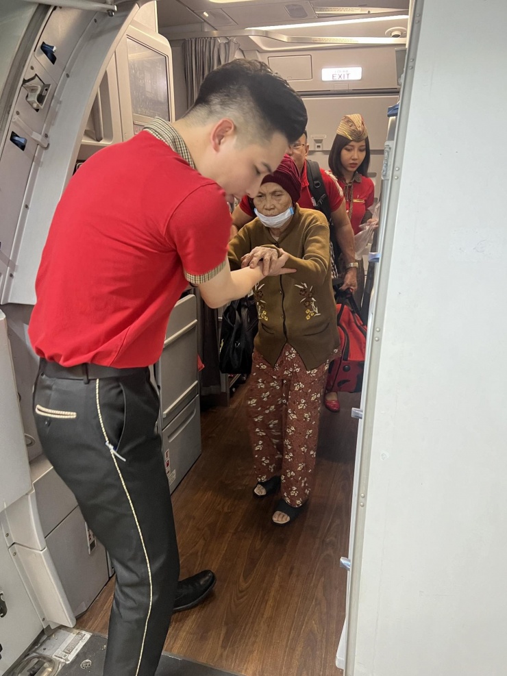 tiep vien cathay pacific 1