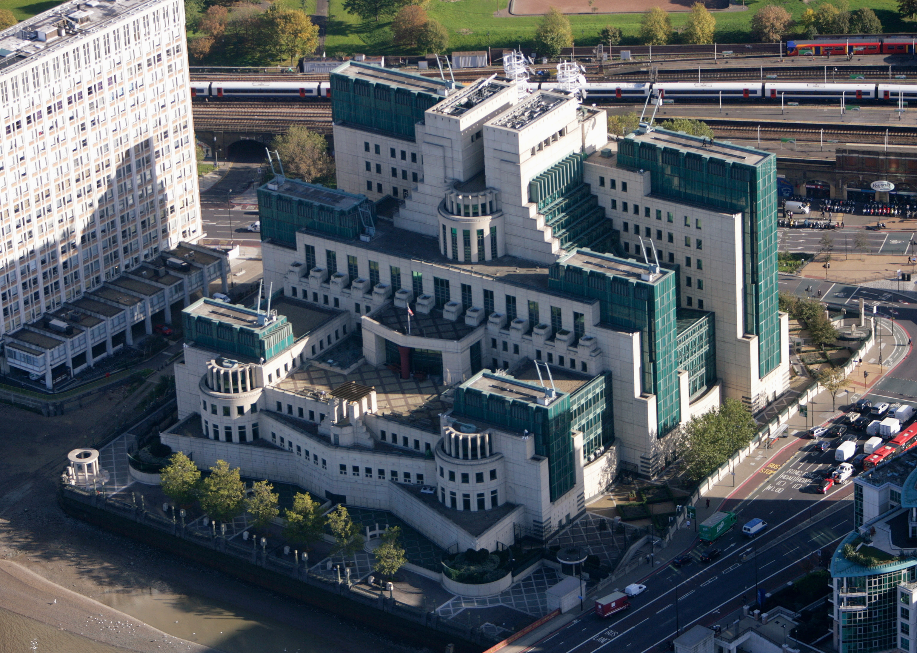 toa nha mi6 0