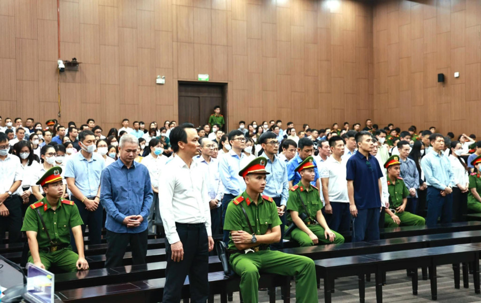 trinh van quyet ra toa