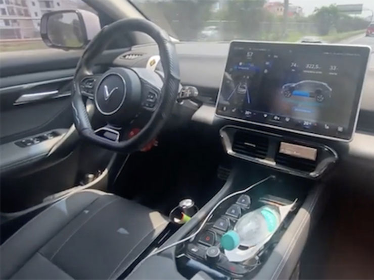 xe vinfast tu lai 1