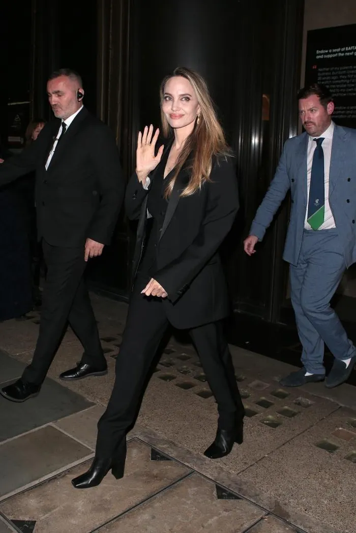 angelina jolie hen ho 2