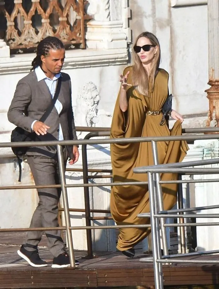angelina jolie hen ho 2