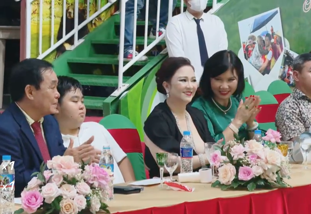 ba phuong hang ung ho 10 ty 1