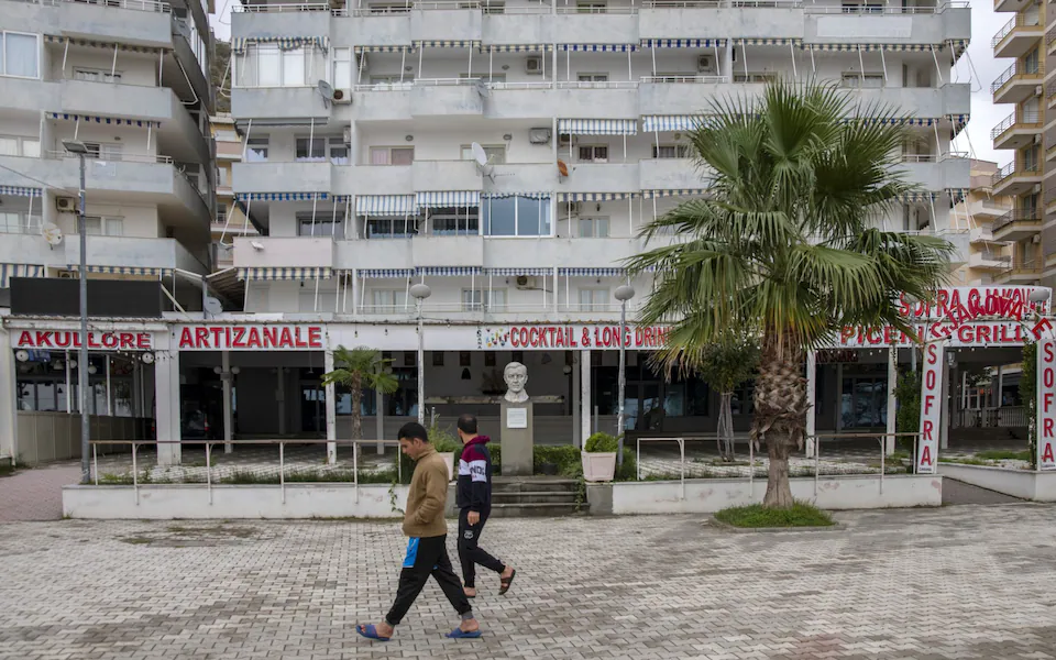 dua nguoi den albania 1